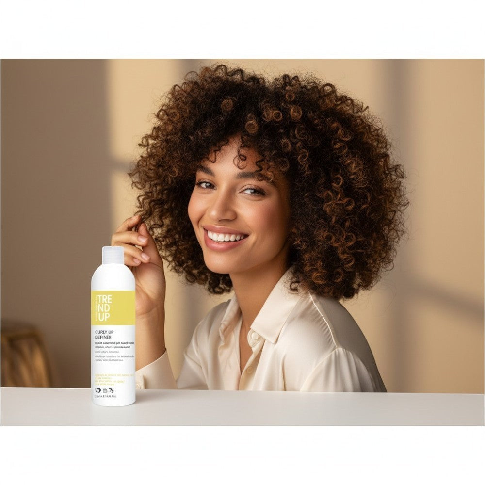 Definește buclele naturale fără efect rigid ✨ Curly Up oferă elasticitate și control anti-frizz pentru un look perfect.